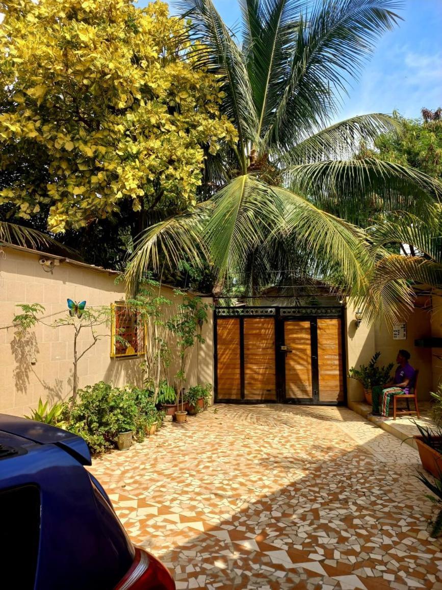 Busy Bee Apartments โคโลลิ ภายนอก รูปภาพ