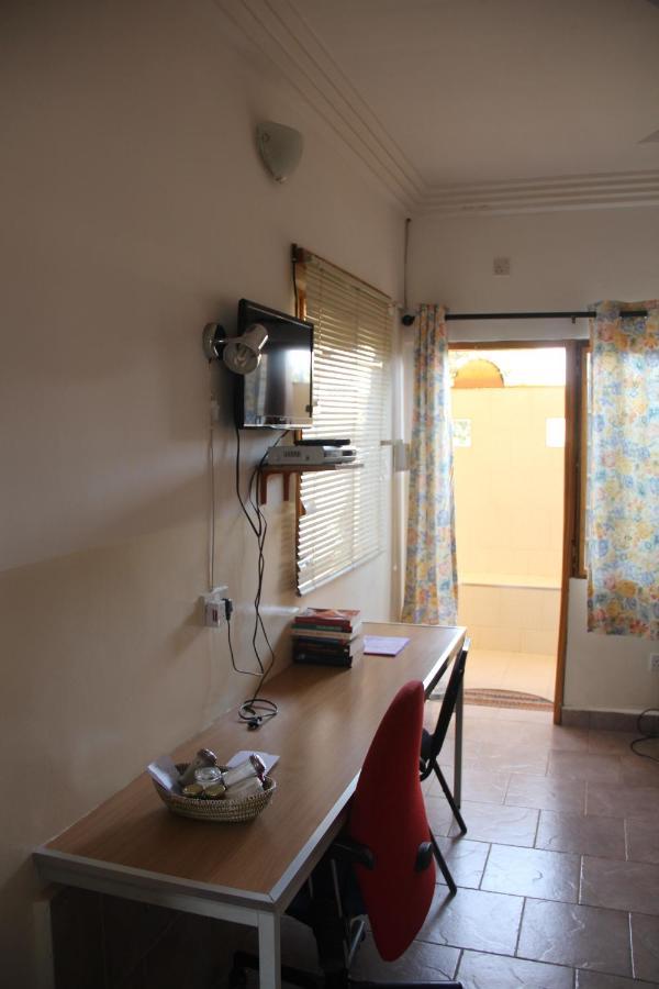 Busy Bee Apartments โคโลลิ ภายนอก รูปภาพ